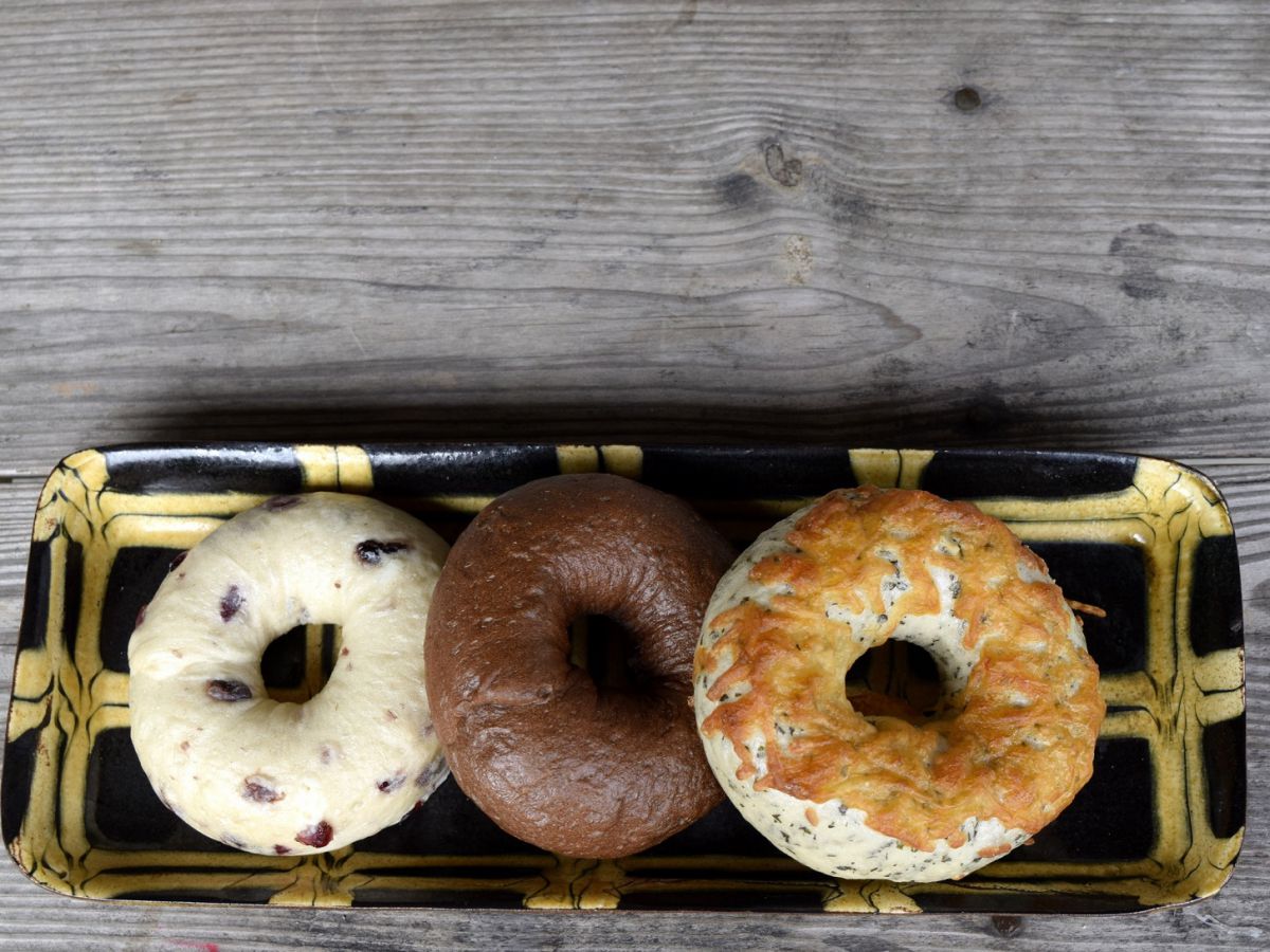 左からクランベリー＆ホワイトチョコ200円、チョコ＆チョコ180円、バジル＆チーズ180円