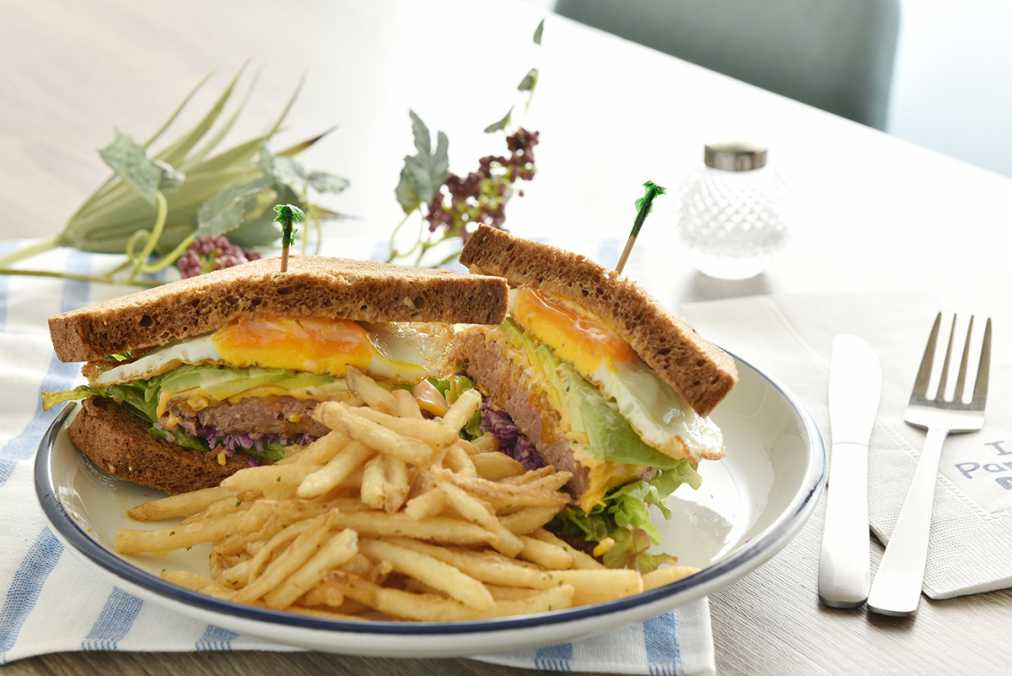 アボカドとビーフパティの相性は抜群！「アボカドチーズビーフエッグサンド」1280円（単品）