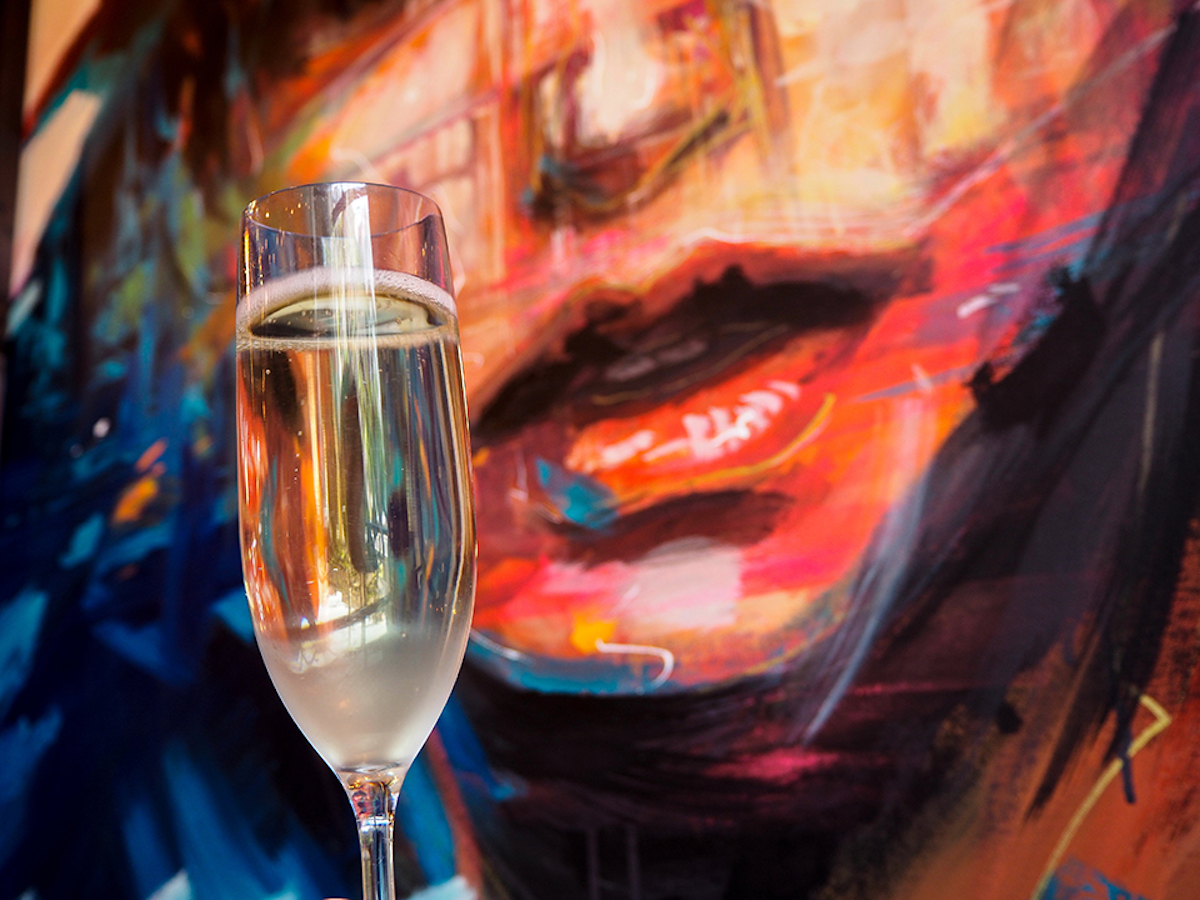 夜の小学校跡地で乾杯!?ドキドキの泡バー体験してみない？