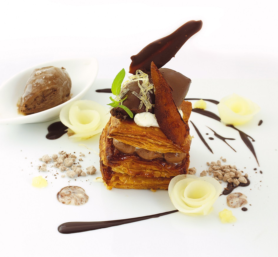 ショコラのミルフィーユ 洋梨とレモンのクリーム  -196℃のショコラとレモンのアイスを添えて1個1620円（税込）