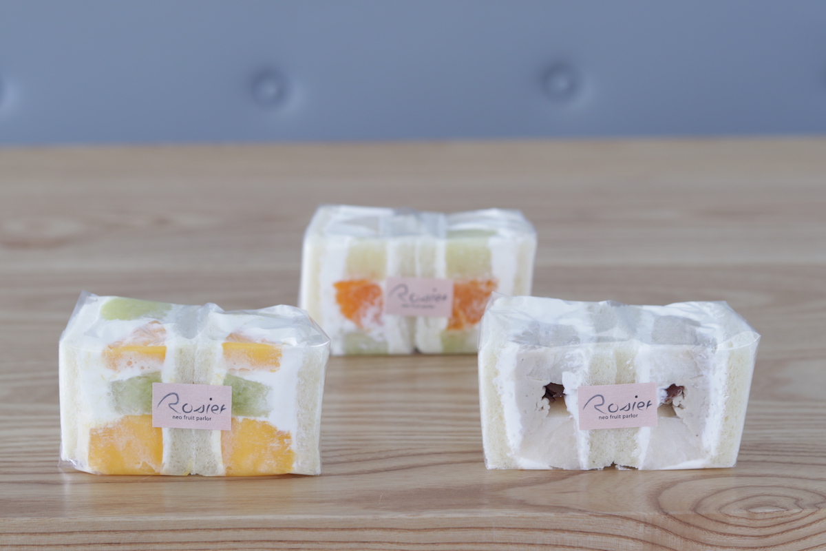 左からマンゴーとマスクメロン、季節のミックスサンド、南水と和栗のモンブランサンド 400円~