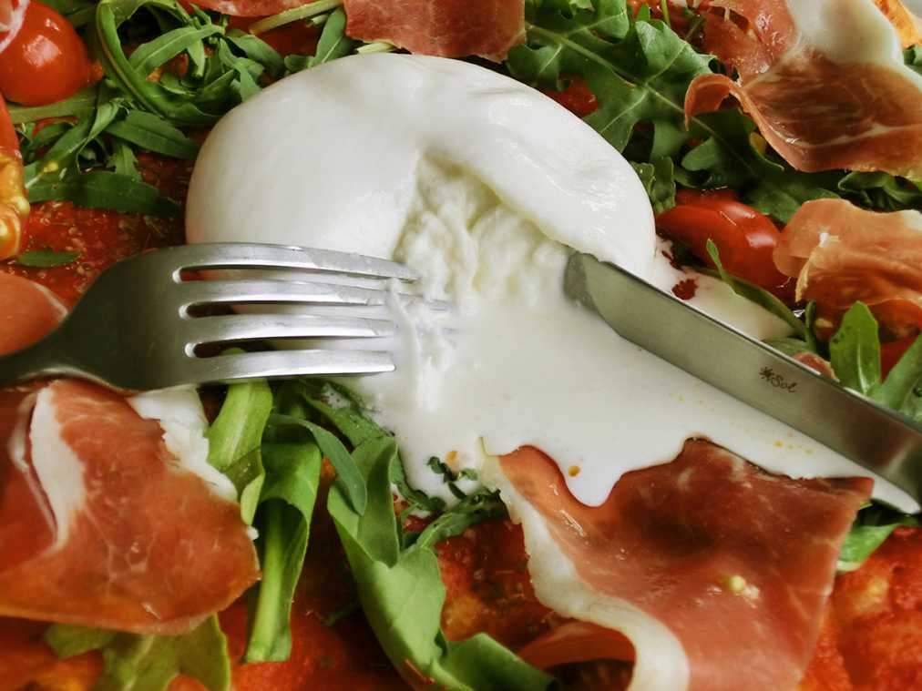 おいしさがジュワ～ッとあふれ出す！“メイドイン日比谷”の作りたてモッツァレラ