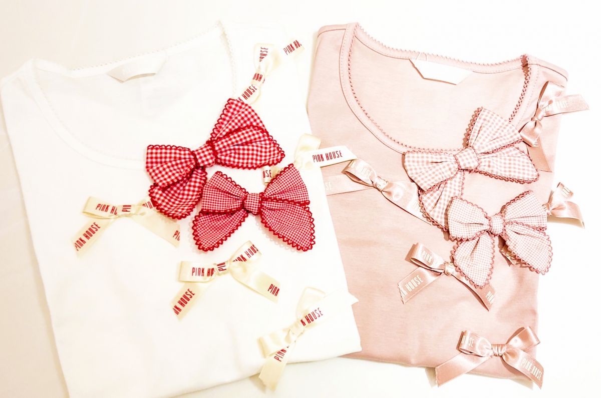 「リボン付きTシャツ」各10260円（PINK HOUSE）