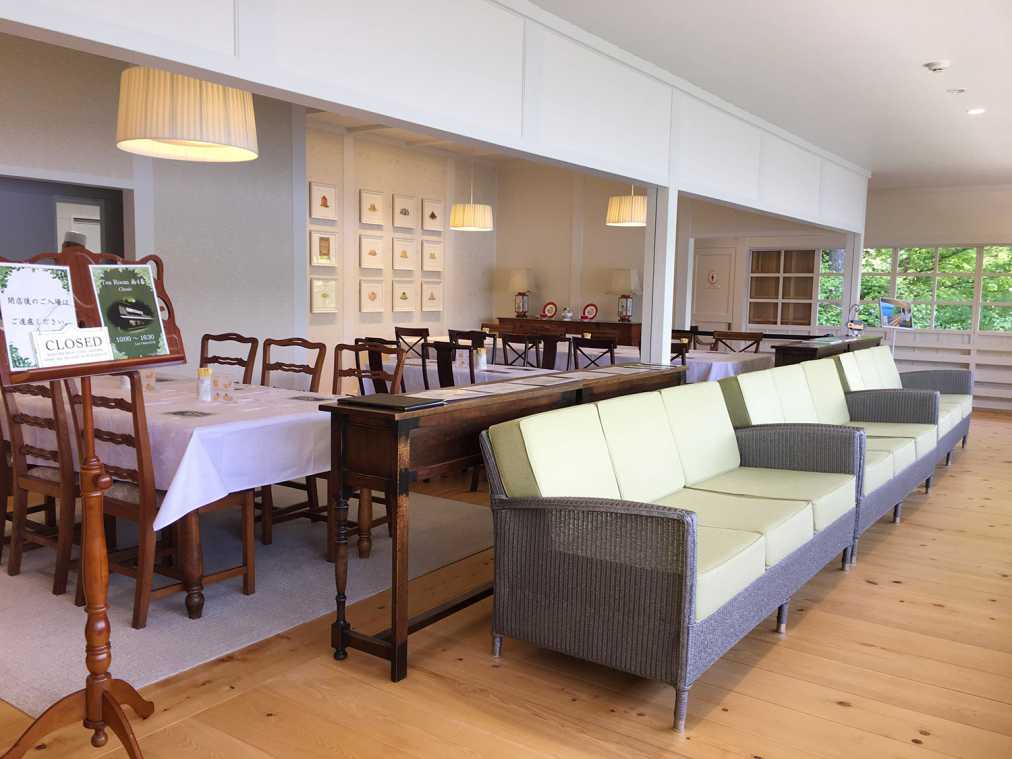 2階にあるティールーム「南4番Classic」（長椅子の左側のスペース）