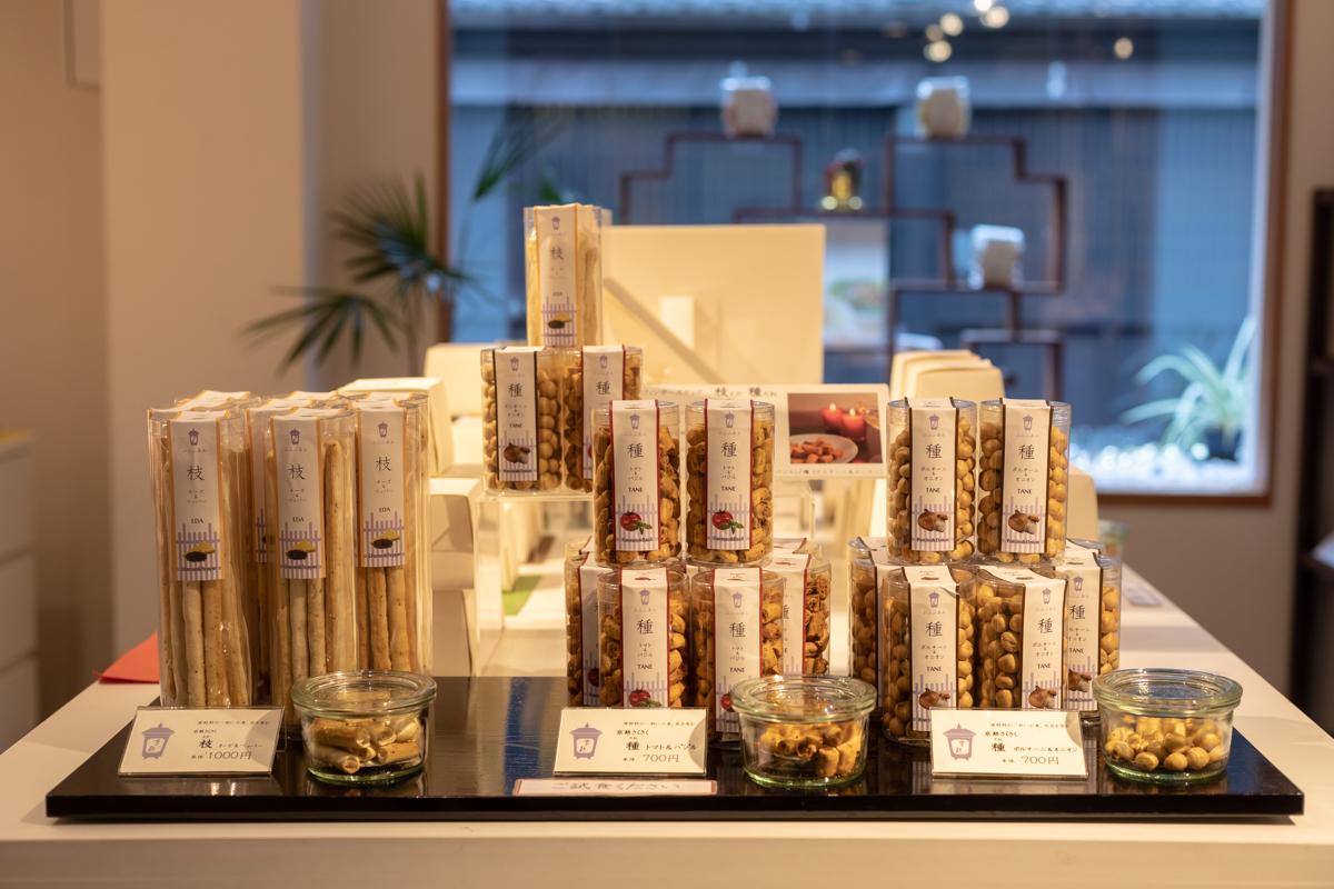 枝（チーズ＆ペッパー）　1000円、種（プレーン、ココア、紅茶、抹茶）　500円（すべて税別）