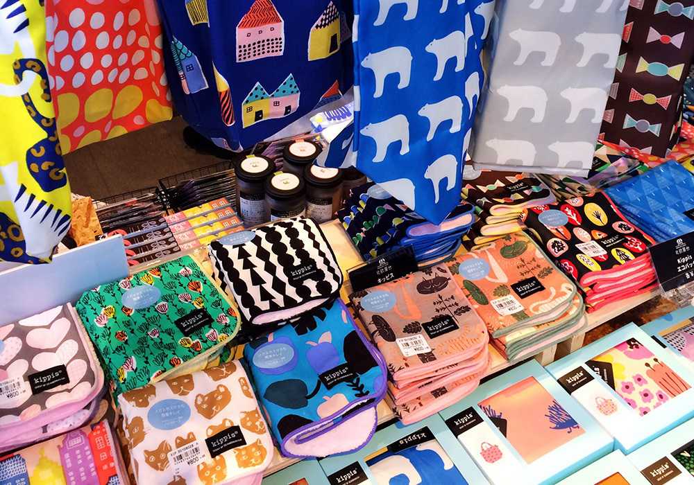 キッピスの「ハンカチ」各800円（税別）/エコバッグ各1000円（税別）