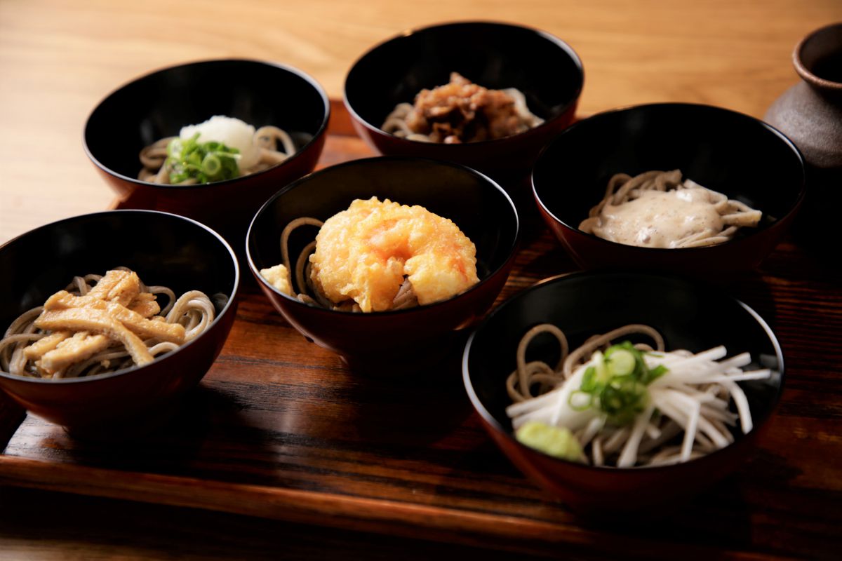 6色ぶっかけ蕎麦1100円