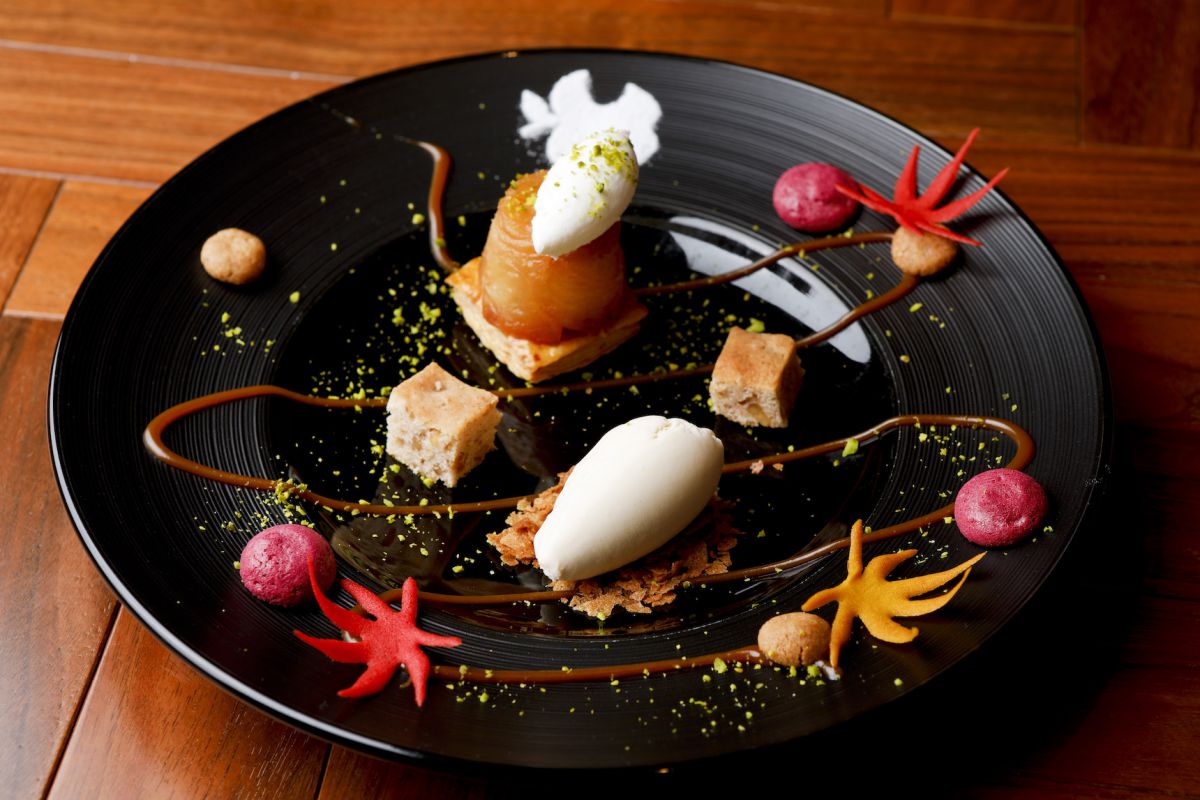 秋の夜長と彩り落ち葉“林檎”“トンカ豆”