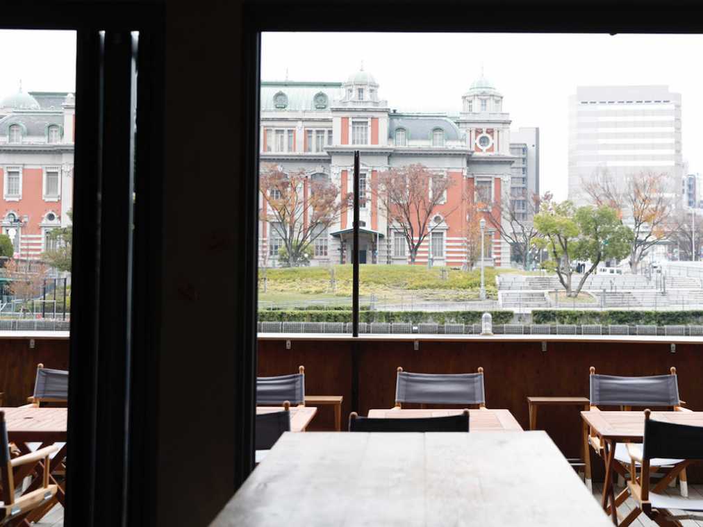中之島公園を目前に望むリバーサイドのテラスが特等席