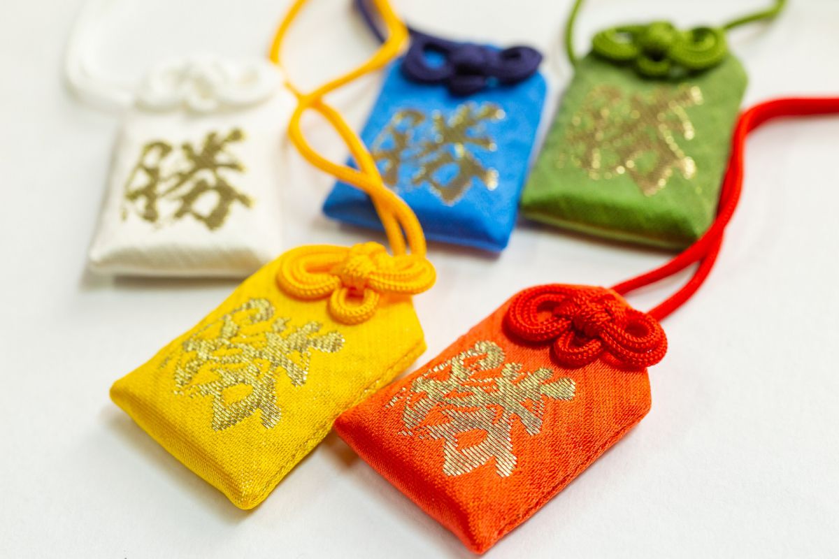 「V勝守」各800円