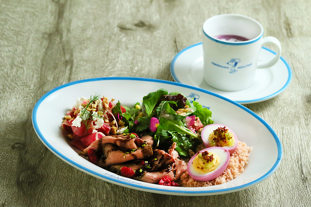 ローストビーフのクイーンプレート1600円（ミックスサラダ、クスクスとデビルドエッグ、ローストビーフ～バルサミコソース～、紅芯大根のマリネ）