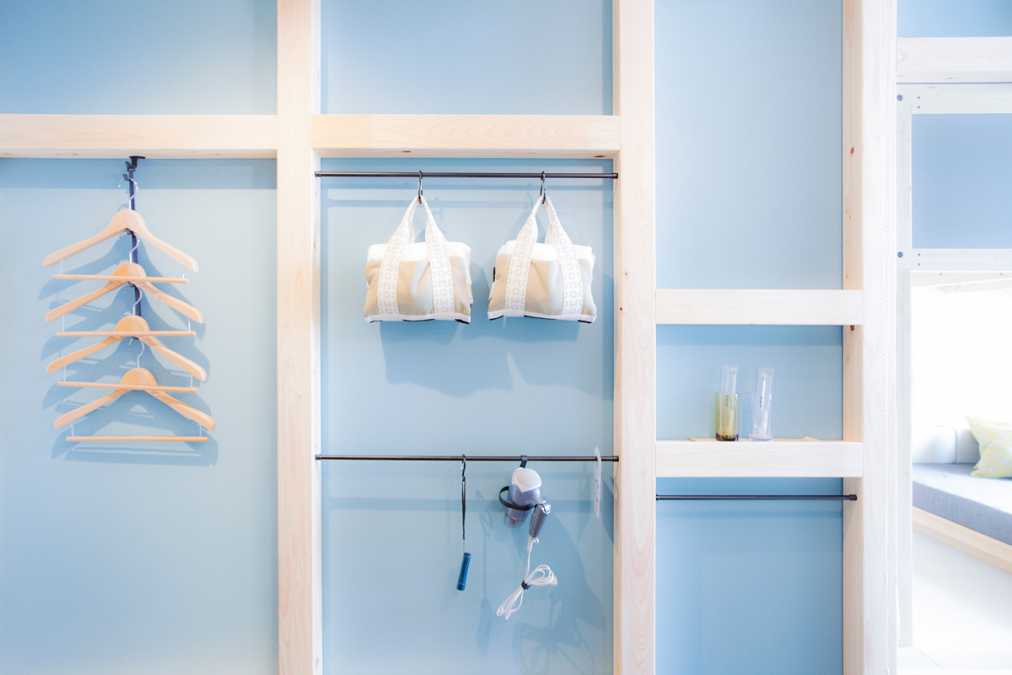 クローゼットの代わりに、壁面を機能的な収納スペースとして有効活用