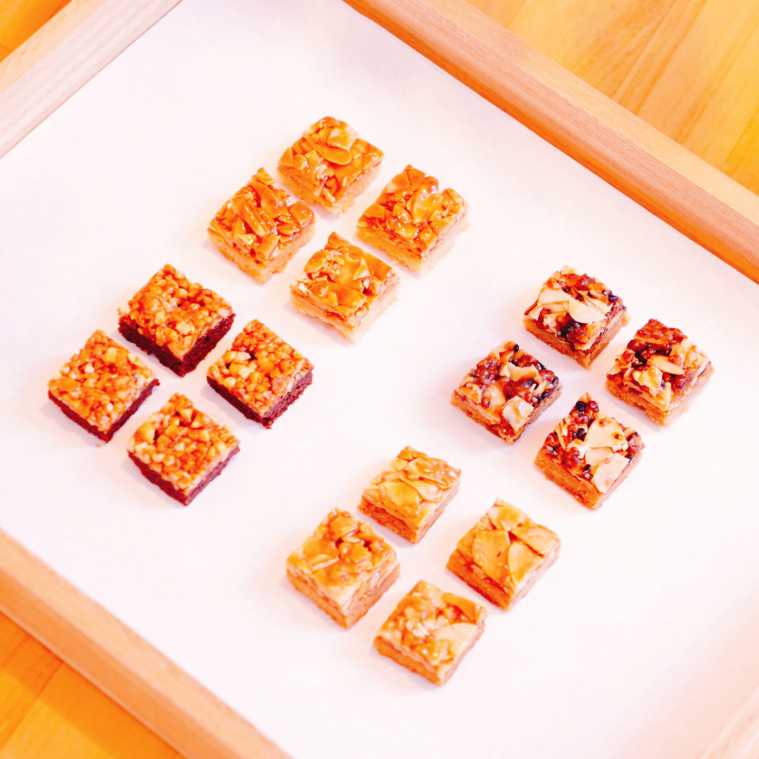 （写真左上から時計回り）プレーン、そばの実&黒ごま、焼きリンゴ、ココア&ヘーゼル　4粒入り各220円