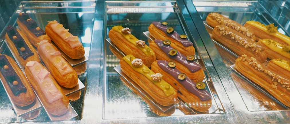 エクレア（ラージ）　450円～　（季節によりフレーバーが変わります）