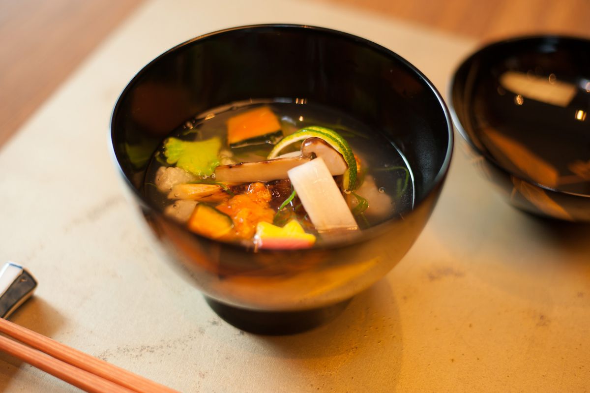 御椀「薄葛秋草仕立て(ごぼう、九条ネギ、東京うど、かぼちゃ、にんじん) 雲丹 叩き上げ海老 松茸 吹き寄せ揚げ麩 口・松葉柚子」