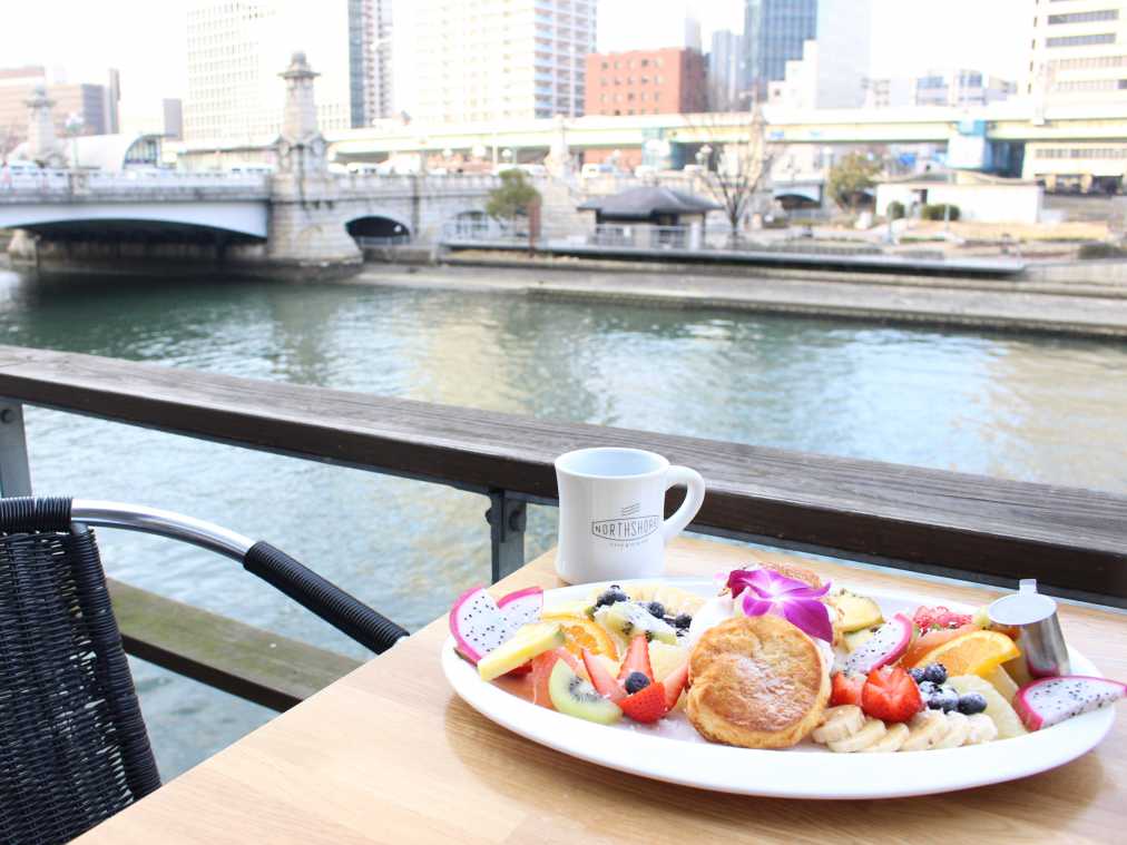 都会のオアシス的カフェで、野菜とフルーツたっぷりのひと皿を