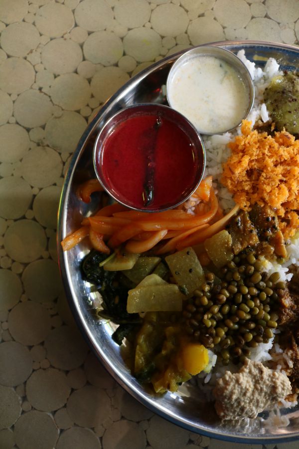 チキンカレー、ブタ肩ロースカレー、サンバルの３種あいがけ 1400円