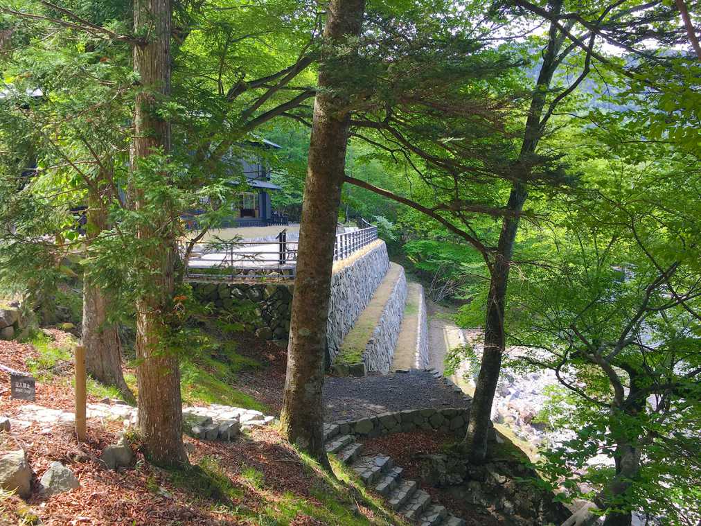 少し高台になっている場所に立っている