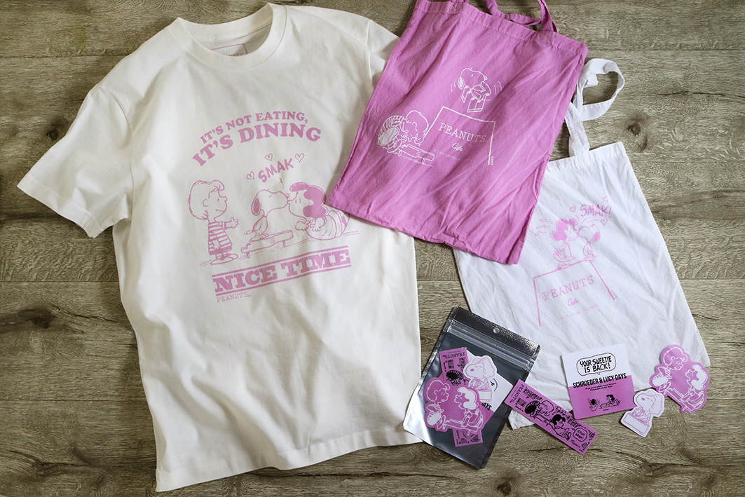 PEANUTS CafeオリジナルTシャツ（シュローダー＆ルーシー）2900円、エコトート1600円、限定 SCHROEDER & LUCY DAYSオリジナルステッカー850円
