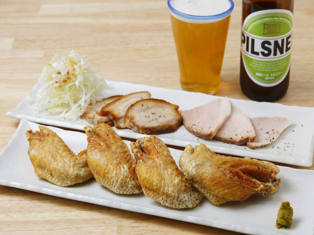 チャーシュー（奥）　400円、からあげ（手前）　500円、箕面ビール700円