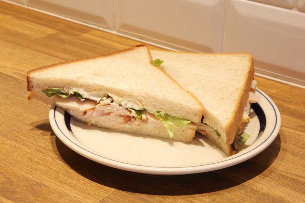 スモークチキンサンド 650円