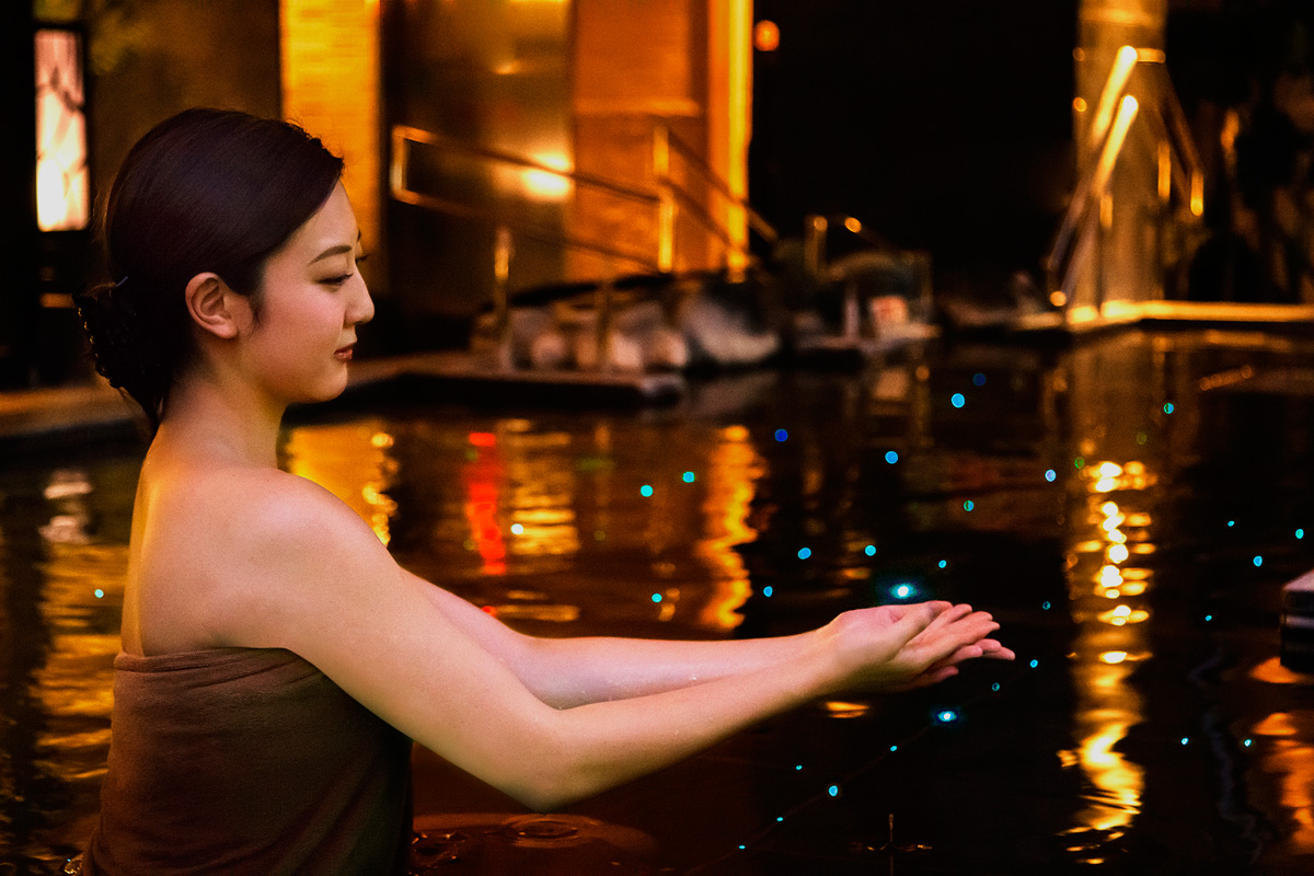 浴槽の中で蛍のような光が7色に点滅。幻想的な雰囲気にうっとり