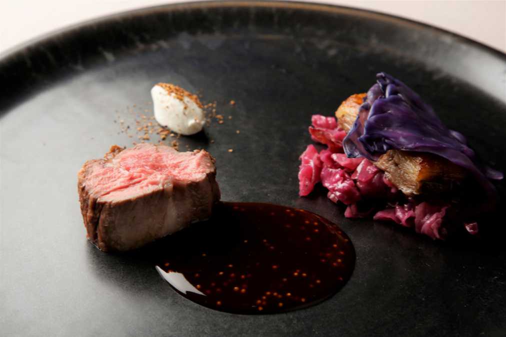 メイン(肉):オーストラリア産仔羊のロースト キャベツのミラノ風カスレ仕立て