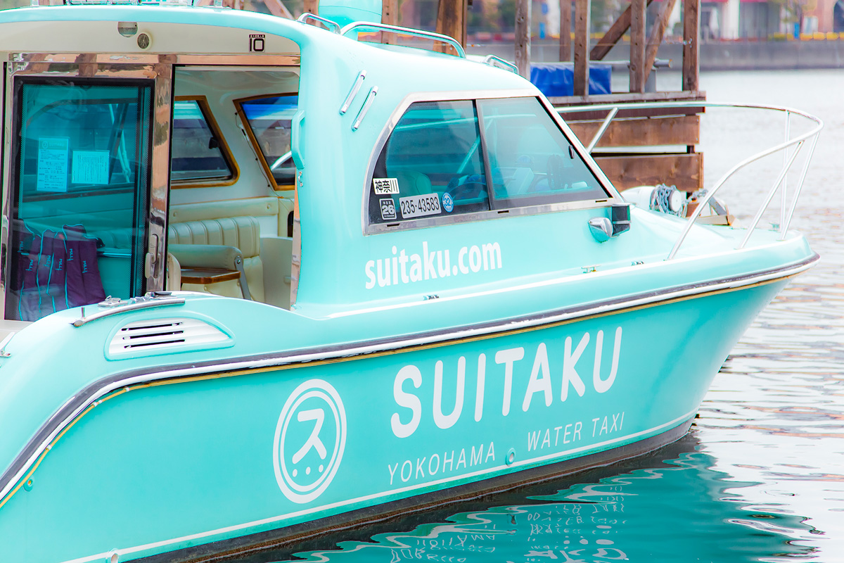 写真映えばっちりのミントブルーの船