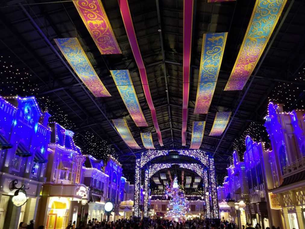 どちらも必見！昼と夜で違う演出が楽しめる「セレブレーションストリート」