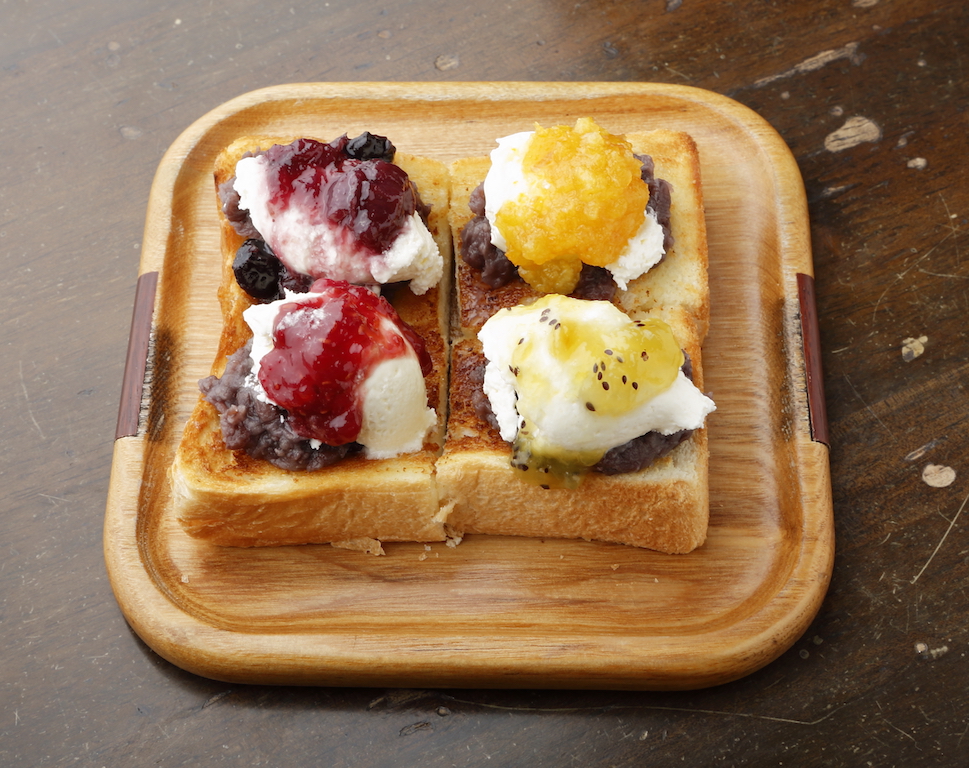 右上から時計回りに、オレンジマーマレード、キウイ、フランボワーズ、ブルーベリー