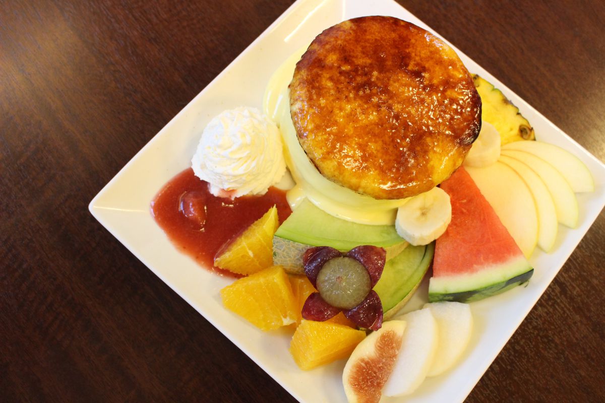 季節のフルーツごろごろ!クリームブリュレ風スフレパンケーキ1480円