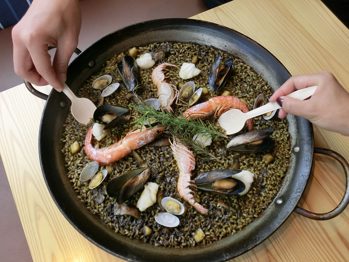 ランチでも行列覚悟！魚介のうまみに悶絶するバルセロナ発のパエリア専門店