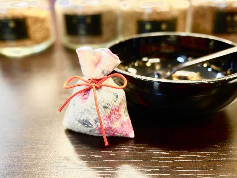 アロマオイルでは味わえない癒しの香り。老舗の香木店で匂袋作り体験！