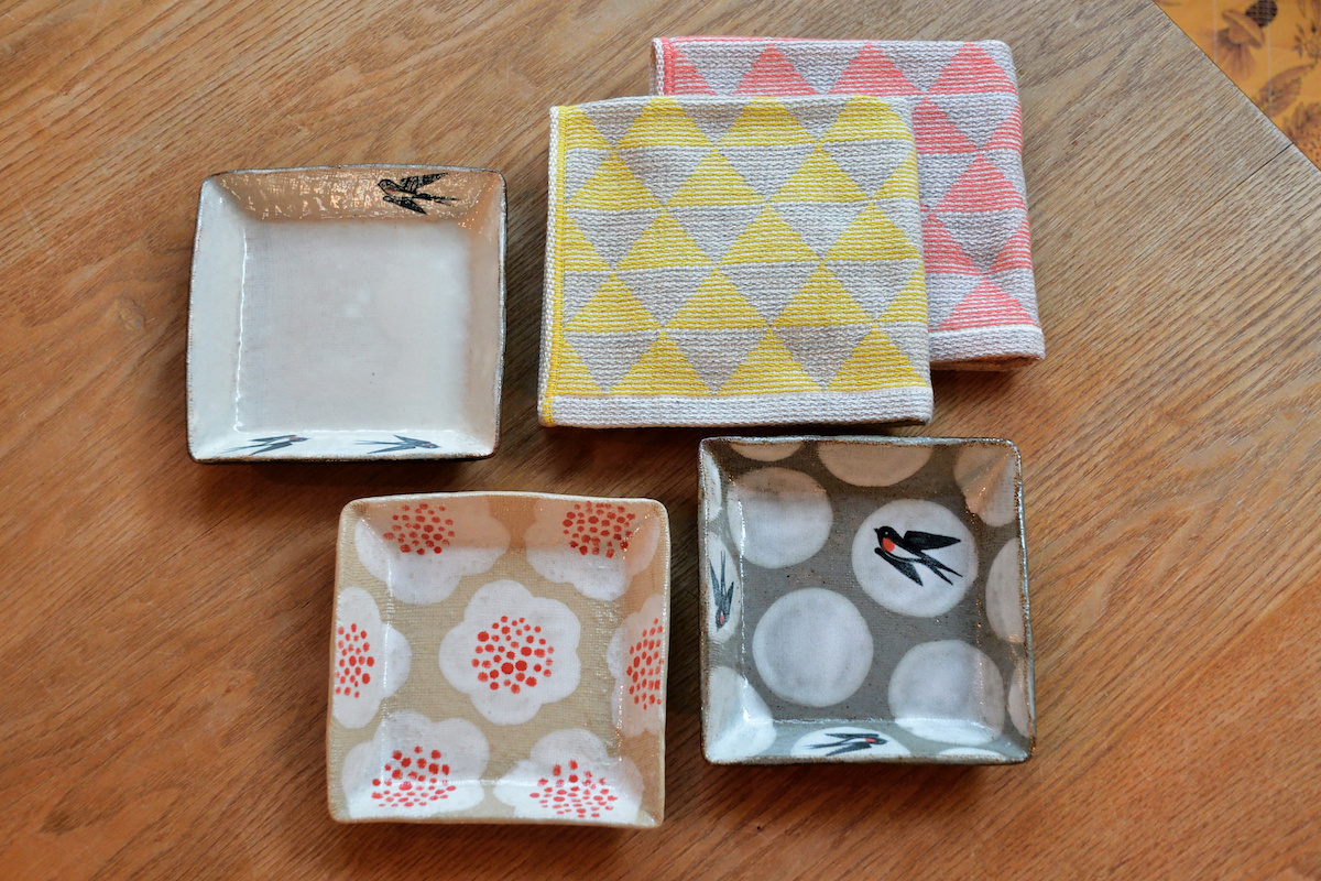 角皿（左から）2160円、2916円、2700円 タオル 各864円