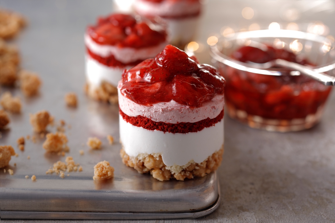 『ストロベリーグラデーションケーキ』 460円/販売期間：2018年11月22日(木)～2019年2月14日(木)