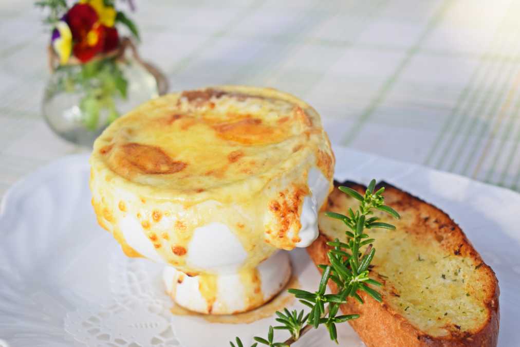 オニオングラタンスープ・ハーブバタートースト添え（810円）