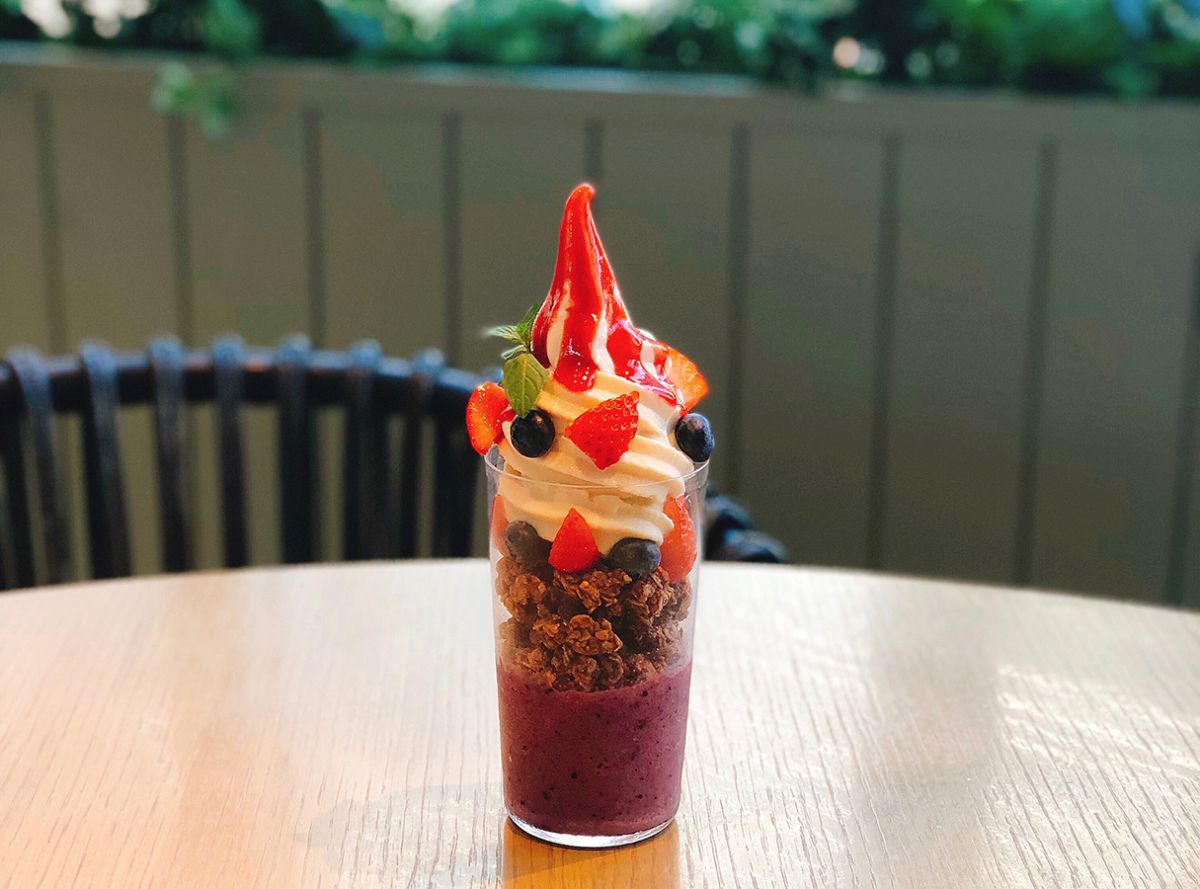 VEGANソフトクリームパフェ ベリーソース 1382円