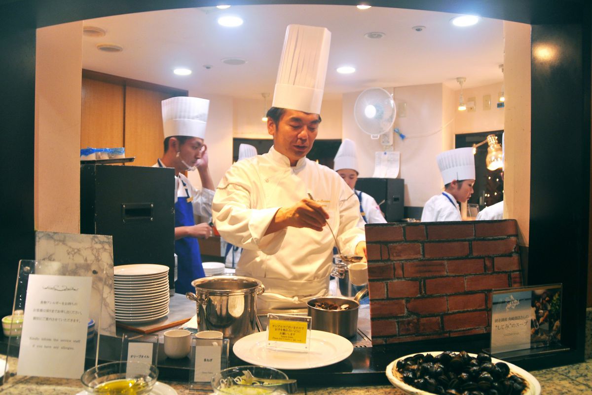 小川勝哉シェフ（中央）