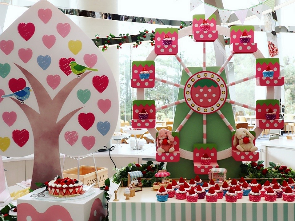 ヒルトン東京ベイ「ゆめかわ遊園地」がテーマの苺デザートビュッフェ【ミスター黒猫の東京スイーツトレンドvol.9】