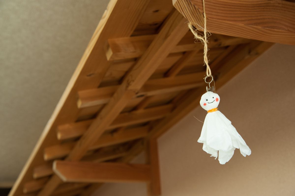 宿の中に掛けられた、手作りのかわいいてるてる坊主にほっこり