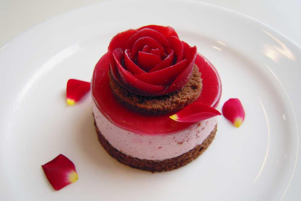 写真家・蜷川実花さんの個展「蜷川実花:Self-image」の時のイメージケーキ。「フランボワーズムース」トッピングはフランボワーズのシャーベットで溶けるとソースになるというシェフ渾身の作品。