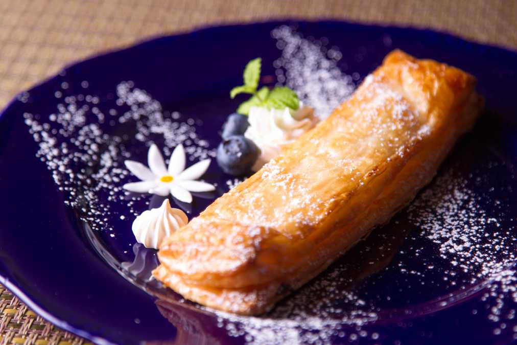 スティックアップルパイ583円。週末には食べ歩きや持ち帰り用に300円で店頭販売