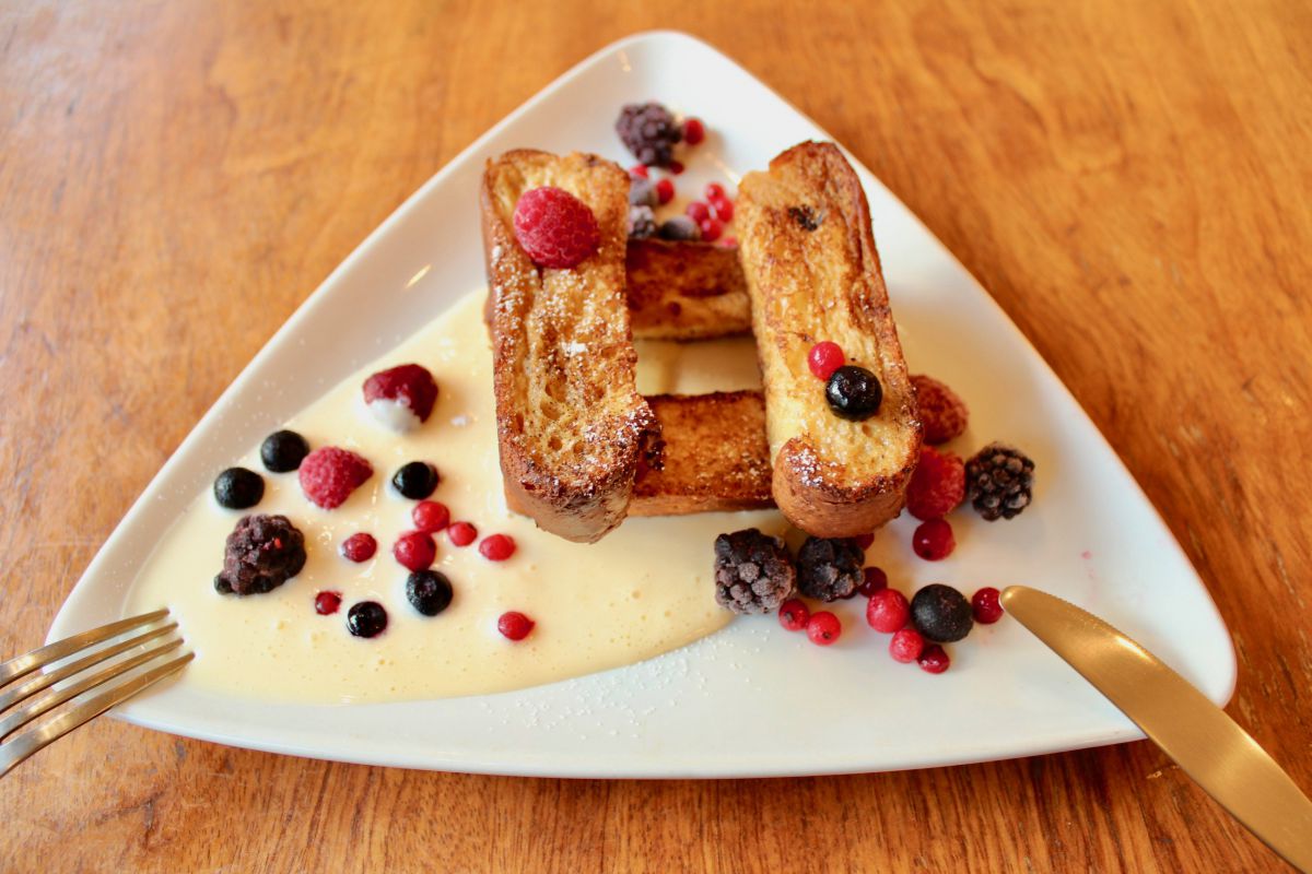 ミックスベリーとマスカルポーネクリームのフレンチトースト 1210円