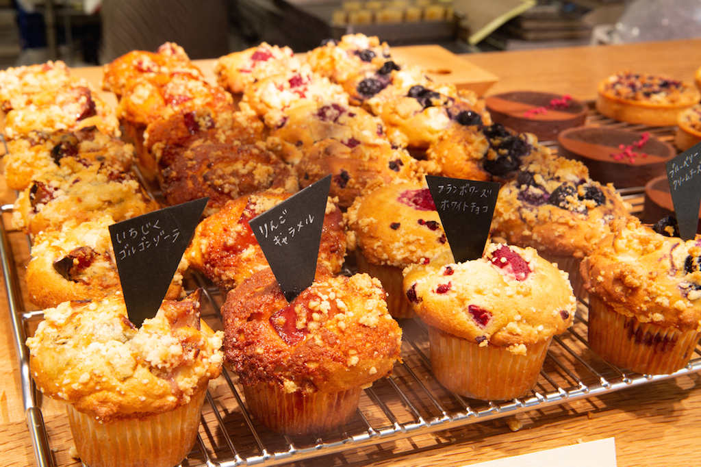 左から　いちじくゴルゴンゾーラ、りんごキャラメル、フランボワーズホワイトチョコ、ブルーベリークリームチーズ　マフィン各259円
