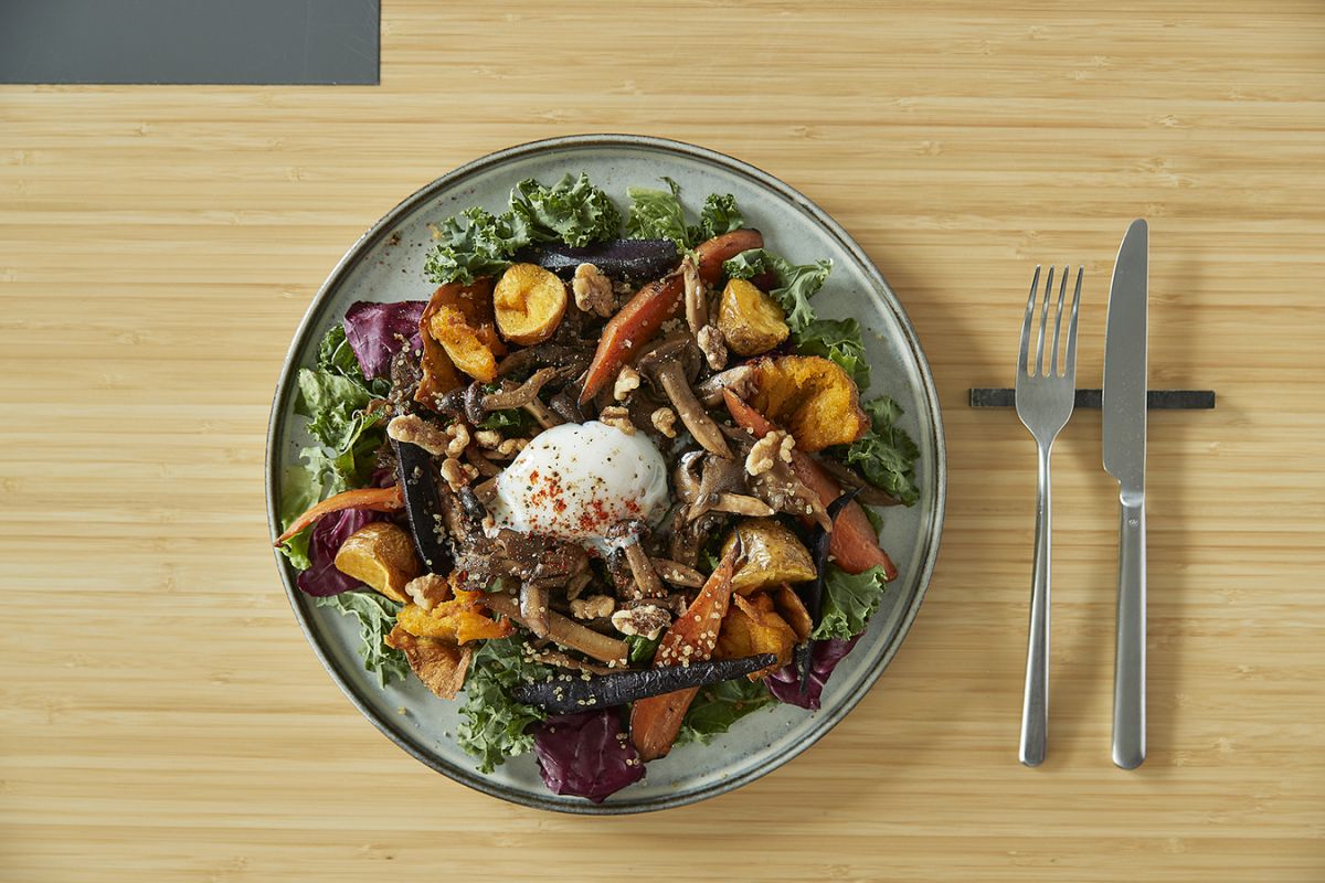 3種のきのこソテー＆2種のポテトフリット＆人参のロースト＆温泉卵のホットサラダ（w/ゴルゴンゾーラドレッシング）1620円