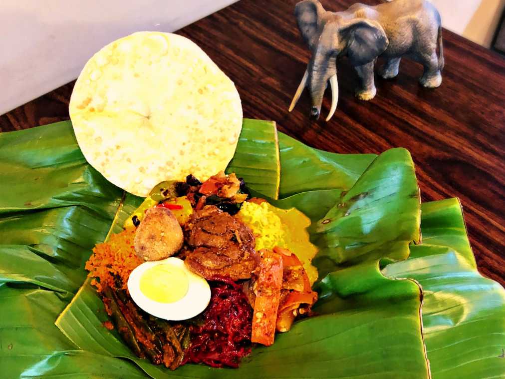 10種類のカレーをまぜまぜ！バナナリーフに盛られたスリランカ料理で異国へワープ