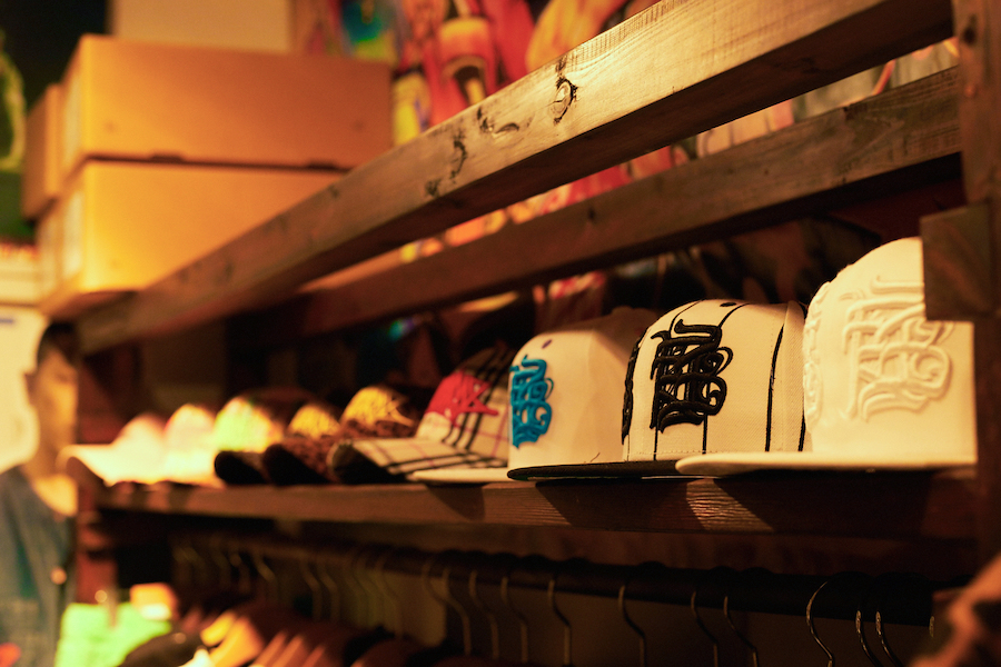 キャップ各6480円