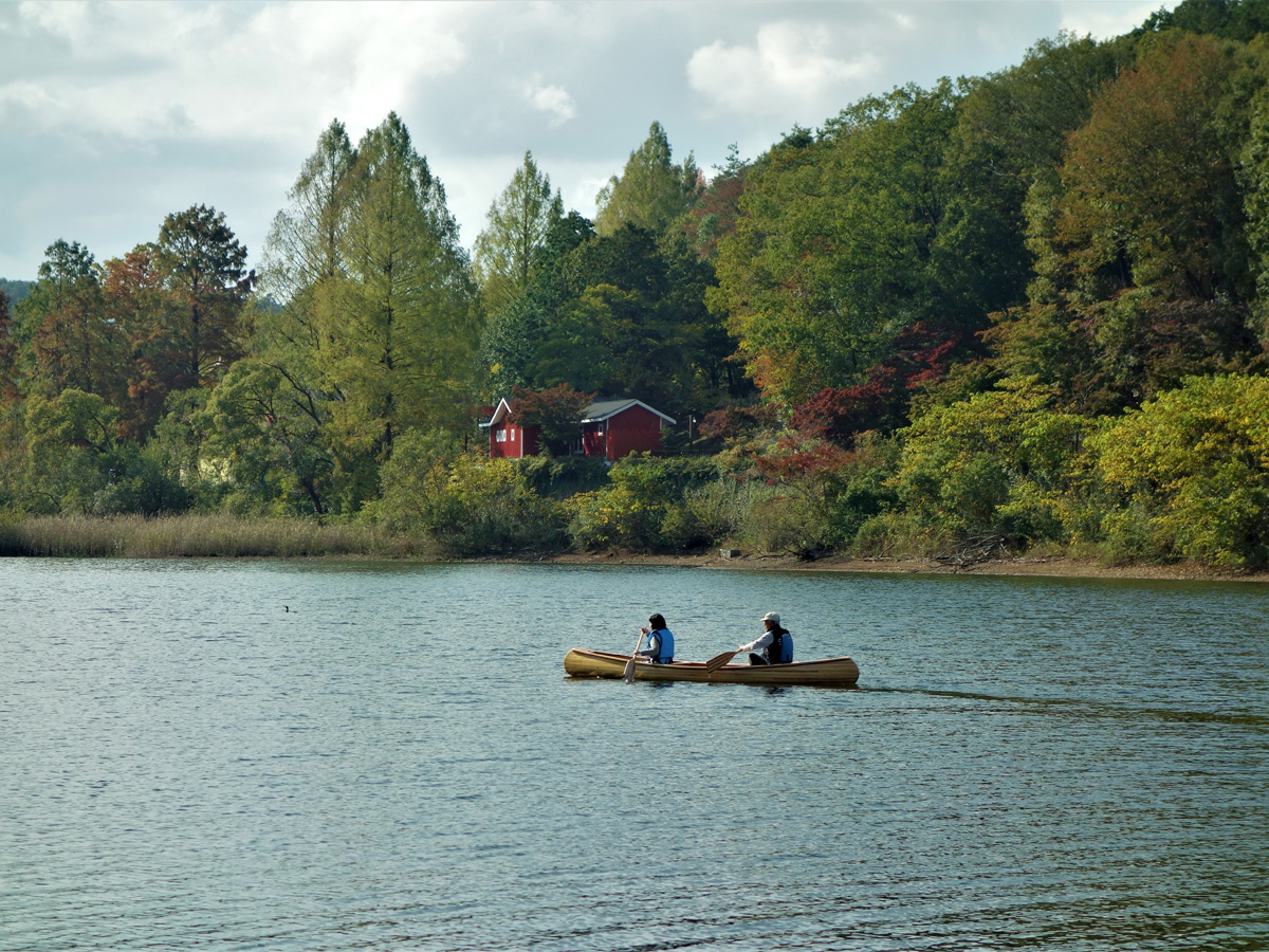 カヌー体験　1時間 中学生以上2000円、小学生1000円、小学生未満500円