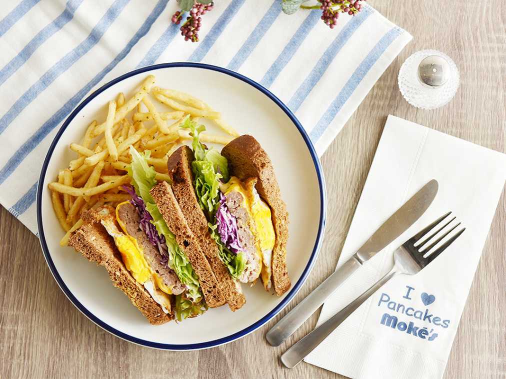 好みや気分でチョイスして！新メニュー「ビーフエッグサンド」誕生 @モケス ハワイ・中目黒