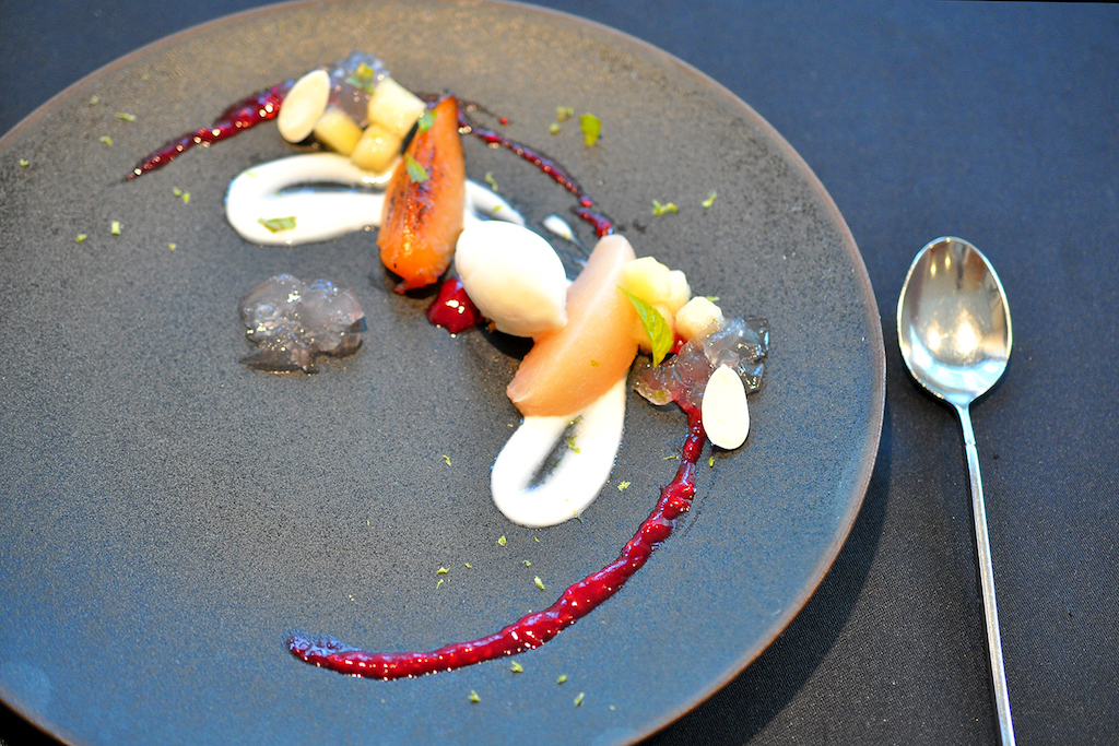 桃を様々な調理法にして アーモンドミルクのソルベと共に